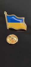 Laden Sie das Bild in den Galerie-Viewer, Anstecknadel Ukraine Flagge. Blau-Gelb mit Gold. 2cm Breite