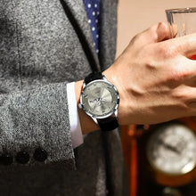 Laden Sie das Bild in den Galerie-Viewer, Herren Armbanduhr mit schwarzem Lederband. 4 Ausführungen.