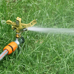 Verstellbarer Rasensprenger mit rotierendem Sprühkopf. Angebot.