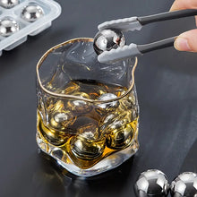 Laden Sie das Bild in den Galerie-Viewer, Coole Drinks, edle Form: 8er-Set Edelstahl Eiskugeln