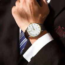 Laden Sie das Bild in den Galerie-Viewer, Herren-Armbanduhr extra flaches goldfarbenes Gehäuse mit braunem Leder-Armband.