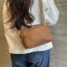 Laden Sie das Bild in den Galerie-Viewer, Stylische Crossbody-Tasche mit breitem Riemen, weiß, schwarz, braun