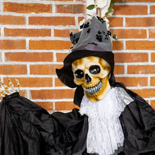 Laden Sie das Bild in den Galerie-Viewer, Lebensgroßer Halloween-Bräutigam: 183cm bewegliches Skelett mit blinkenden Augen und Soundeffekten
