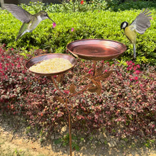 Laden Sie das Bild in den Galerie-Viewer, Antikes Doppel-Vogelbad aus Eisen – Rustikales Gartenornament mit 2 abnehmbaren Futterstellen und stabiler Dreifuß-Basis