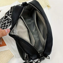 Laden Sie das Bild in den Galerie-Viewer, Stylische Crossbody-Tasche mit breitem Riemen, weiß, schwarz, braun
