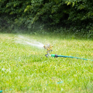 Verstellbarer Rasensprenger mit rotierendem Sprühkopf. Angebot.