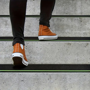 Lebensretter: 10 x Antirutsch-Streifen für Treppen 15x76 cm. 80er Körnung. Schwarz. Inklusive Leuchtstreifen für mehr Sicherheit.