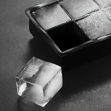 Laden Sie das Bild in den Galerie-Viewer, Coole Drinks, große Form: 6er-Silikon-Eiswürfelform für extra große Eiswürfel