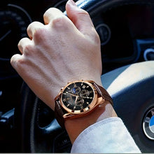 Laden Sie das Bild in den Galerie-Viewer, Herren-Armbanduhr goldfarbenes Gehäuse mit braunem Echtleder-Armband.