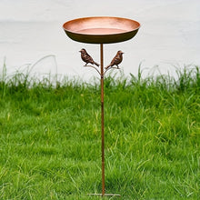 Laden Sie das Bild in den Galerie-Viewer, Vintage Vogelbadbrunnen aus Kupfer. Mit zwei Vögelchen als Dekoration.