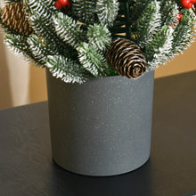 Laden Sie das Bild in den Galerie-Viewer, Mini-Weihnachtsbaum – 50 cm mit Tannenzapfen, roten Beeren und Übertopf