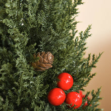 Laden Sie das Bild in den Galerie-Viewer, Mini-Weihnachtsbaum mit roten Beeren und Tannenzapfen – 47 cm