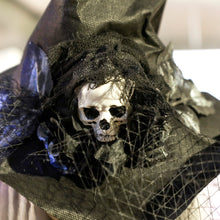 Laden Sie das Bild in den Galerie-Viewer, Animierte Halloween-Dekoration – Hexe mit Skull, LED-Augen, Sound &amp; Bewegung, 170 cm