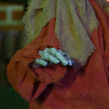 Laden Sie das Bild in den Galerie-Viewer, Animierte Halloween-Dekoration – Vogelscheuche mit Bewegung, Sound &amp; LED, 77 cm