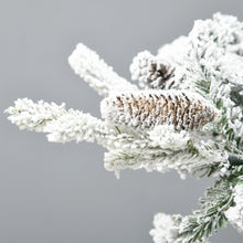 Laden Sie das Bild in den Galerie-Viewer, Künstlicher Weihnachtsbaum – 1,8 m mit verschneiten Zweigen und Tannenzapfen