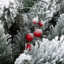 Laden Sie das Bild in den Galerie-Viewer, Weihnachtsbaum-Set – 2er-Set mit LED-Beleuchtung, Tannenzapfen und roten Beeren, 107 cm