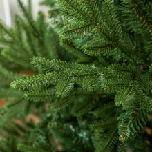 Laden Sie das Bild in den Galerie-Viewer, Künstlicher Weihnachtsbaum – 1,8 m, realistisches Aussehen, feuersicherer Kunststoff