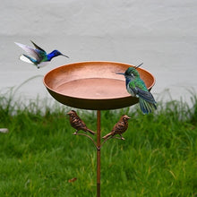 Laden Sie das Bild in den Galerie-Viewer, Vintage Vogelbadbrunnen aus Kupfer. Mit zwei Vögelchen als Dekoration.