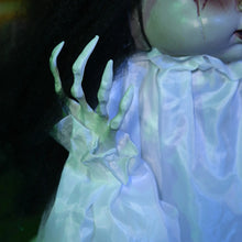 Laden Sie das Bild in den Galerie-Viewer, Halloween Dekoration Geisterpuppe 60 cm mit LED-Lichter Soundfunktion
