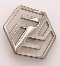 Laden Sie das Bild in den Galerie-Viewer, Brosche, Anstecker individualisiert. Silber. Ca. 4 cm Breite. Gefertigt nach Ihrem Firmenlogo oder Text. Wir setzen es für Sie um!