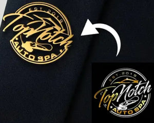 Brosche individualisiert. Gold. Ca. 4 cm Breite. Gefertigt nach Ihrem Firmenlogo oder Text. Wir setzen es für Sie um!