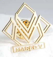 Laden Sie das Bild in den Galerie-Viewer, Brosche individualisiert. Gold. Ca. 4 cm Breite. Gefertigt nach Ihrem Firmenlogo oder Text. Wir setzen es für Sie um!