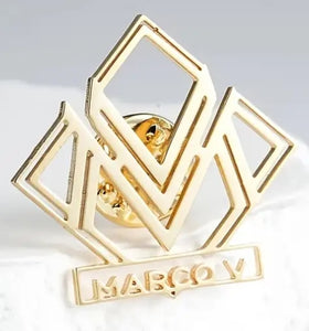 Brosche individualisiert. Gold. Ca. 4 cm Breite. Gefertigt nach Ihrem Firmenlogo oder Text. Wir setzen es für Sie um!