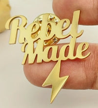 Laden Sie das Bild in den Galerie-Viewer, Brosche individualisiert. Gold. Ca. 4 cm Breite. Gefertigt nach Ihrem Firmenlogo oder Text. Wir setzen es für Sie um!