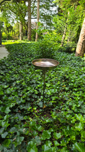 Laden Sie das Bild in den Galerie-Viewer, Vintage Vogelbadbrunnen aus Kupfer. Mit zwei Vögelchen als Dekoration.