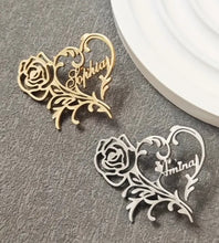 Laden Sie das Bild in den Galerie-Viewer, Brosche individualisiert. Gold. Ca. 4 cm Breite. Gefertigt nach Ihrem Firmenlogo oder Text. Wir setzen es für Sie um!
