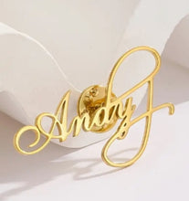 Laden Sie das Bild in den Galerie-Viewer, Brosche individualisiert. Gold. Ca. 4 cm Breite. Gefertigt nach Ihrem Firmenlogo oder Text. Wir setzen es für Sie um!