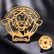 Laden Sie das Bild in den Galerie-Viewer, Brosche individualisiert. Gold. Ca. 4 cm Breite. Gefertigt nach Ihrem Firmenlogo oder Text. Wir setzen es für Sie um!
