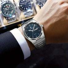 Laden Sie das Bild in den Galerie-Viewer, Elegante Herren-Armbanduhr, Stahlband mit blauem Ziffernblatt.