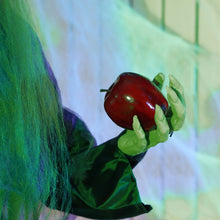 Laden Sie das Bild in den Galerie-Viewer, Lebensgroße Halloween-Hexe mit Giftapfel, Soundfunktion, mit Bewegungssensor und LED-Lichtern, 180 cm