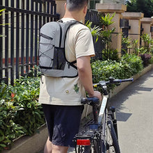 Laden Sie das Bild in den Galerie-Viewer, Reflektierender Leucht-Rucksack. 8 Liter. Kleines Raumwunder.