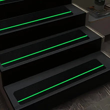 Laden Sie das Bild in den Galerie-Viewer, Lebensretter: 10 x Antirutsch-Streifen für Treppen 15x76 cm. 80er Körnung. Schwarz. Inklusive Leuchtstreifen für mehr Sicherheit.