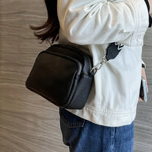 Laden Sie das Bild in den Galerie-Viewer, Stylische Crossbody-Tasche mit breitem Riemen, weiß, schwarz, braun