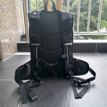 Laden Sie das Bild in den Galerie-Viewer, Reflektierender Leucht-Rucksack. 8 Liter. Kleines Raumwunder.