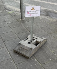 Laden Sie das Bild in den Galerie-Viewer, Goldene Manschettenknöpfe – Baustellen-Fußplatten Edition