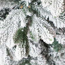 Laden Sie das Bild in den Galerie-Viewer, Künstlicher Weihnachtsbaum – 1,8 m, mit Kunstschnee und Tannenzapfen