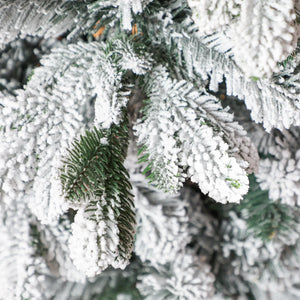 Künstlicher Weihnachtsbaum – 1,8 m, mit Kunstschnee und Tannenzapfen