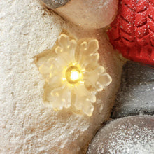 Laden Sie das Bild in den Galerie-Viewer, Wichtel mit Schneemann, Gartenzwerg, mit LEDs, batteriebetrieben, 25 x 18 x 45,5 cm