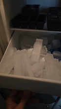 Laden Sie das Bild in den Galerie-Viewer, Coole Drinks, edle Form: 4er-Silikon-Eiswürfelform für extra lange Eiswürfel