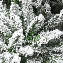 Laden Sie das Bild in den Galerie-Viewer, Künstlicher Weihnachtsbaum – 1,8 m mit verschneiten Zweigen und Tannenzapfen