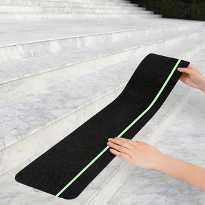 Lebensretter: 10 x Antirutsch-Streifen für Treppen 15x76 cm. 80er Körnung. Schwarz. Inklusive Leuchtstreifen für mehr Sicherheit.