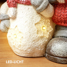 Laden Sie das Bild in den Galerie-Viewer, Wichtel mit Schneemann, Gartenzwerg, mit LEDs, batteriebetrieben, 25 x 18 x 45,5 cm