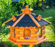 Laden Sie das Bild in den Galerie-Viewer, Vogelhaus 36 cm x 57 cm. Höhe: 1,42 Meter. Sechseckig aus Holz mit 3 Gauben. Bitumen-Dach. Wetterfest.