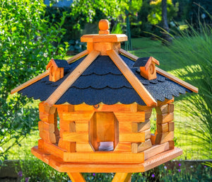 Vogelhaus 36 cm x 57 cm. Höhe: 1,42 Meter. Sechseckig aus Holz mit 3 Gauben. Bitumen-Dach. Wetterfest.