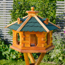 Laden Sie das Bild in den Galerie-Viewer, Vogelhaus 36 cm x 57 cm. Höhe: 1,42 Meter. Sechseckig aus Holz mit 3 Gauben. Bitumen-Dach. Wetterfest.