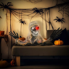 Laden Sie das Bild in den Galerie-Viewer, Halloween einäugige Mumie. Krabbelnde Mumie mit rot leuchtenden Augen